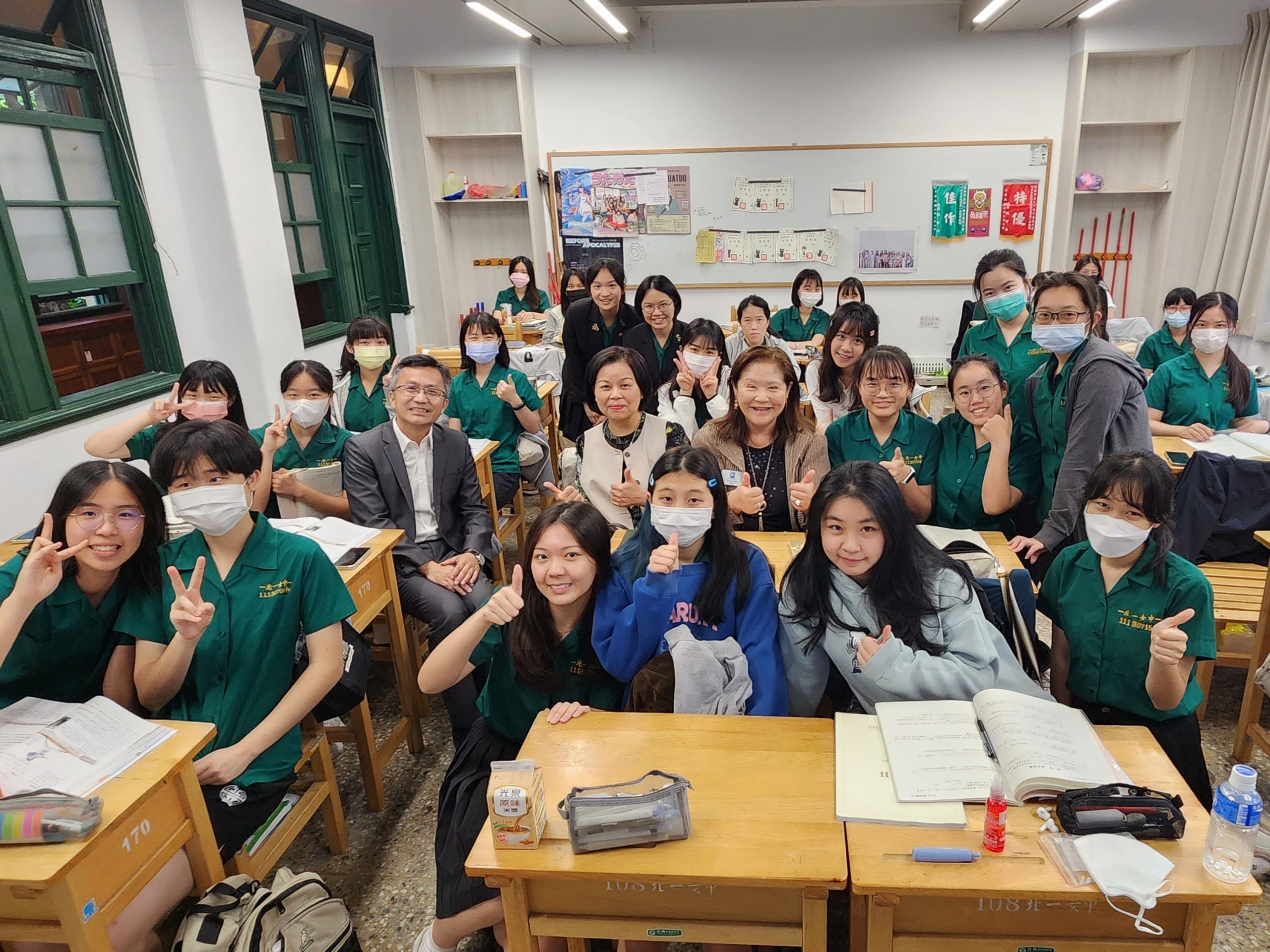 與高一學生短暫交流後合影