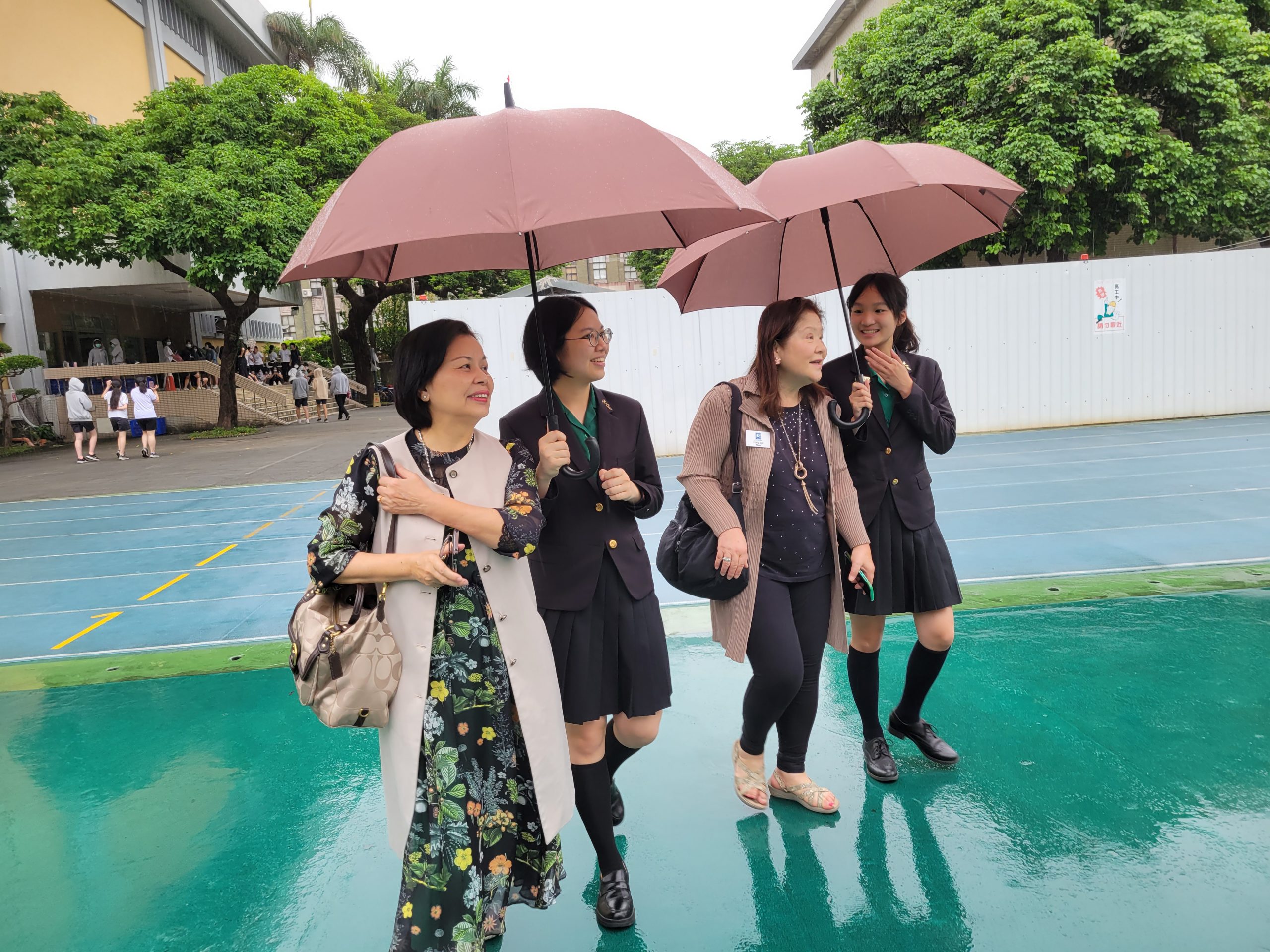 前往校史室的路上