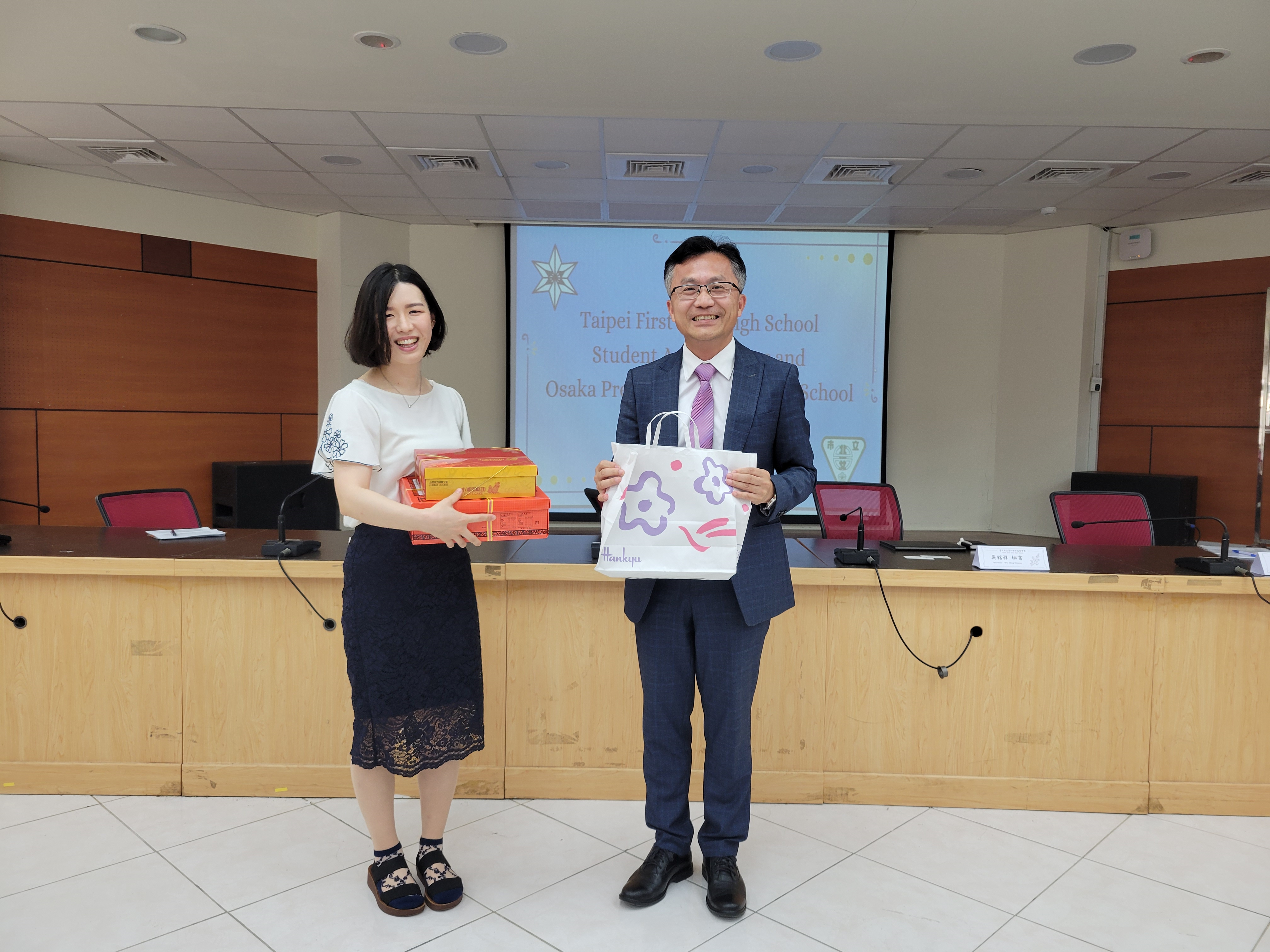 兩校相互贈禮