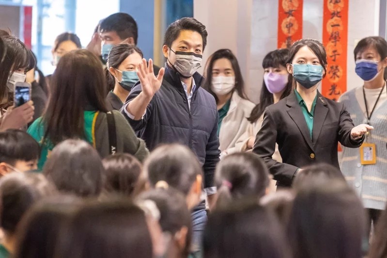 蔣市長到校致贈10萬元獎勵金
