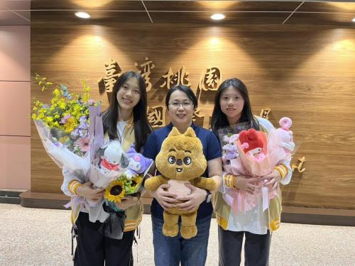 北一女中學生羅庭宣和林昕儀與指導老師姚月雲