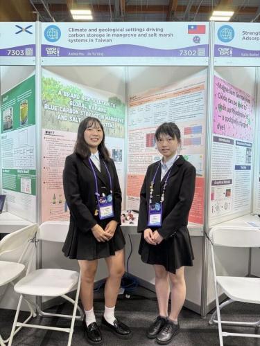 北一女中學生許和晏（左）和楊謹瑜（右）的參賽作品「氣候與地質條件驅動的台灣紅樹林與鹽沼碳封存」，在加拿大科學展覽會頗受關注