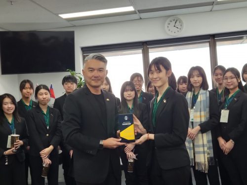 20250703 使節團致贈墨爾本辦事處呂明澤處長交流感謝牌