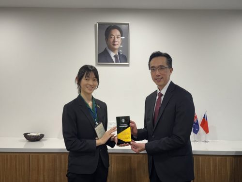 20250702 北一女中綠衣使節團總召代表致贈駐澳代表處徐佑典大使感謝獎牌