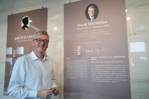20250508-David MacMillan 在諾貝爾牆簽名