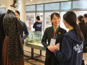 綠衣使節向諾雅初級學院同學介紹校史