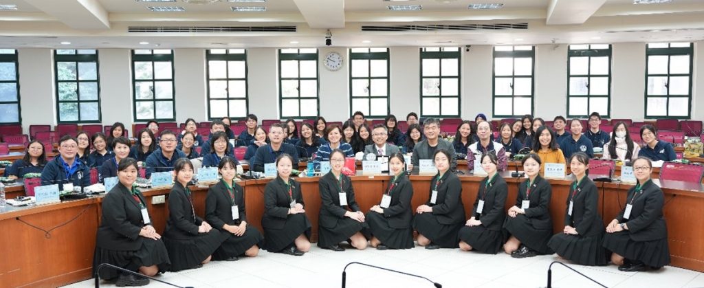 綠衣使節和師長與諾雅初級學院同學於至善二樓會議室合影
